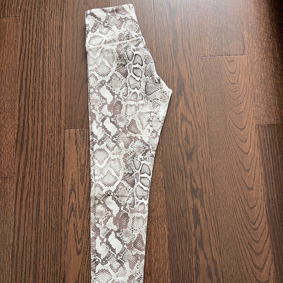 Victoria Secret’s leggings 7/8 - Picture 2 of 7